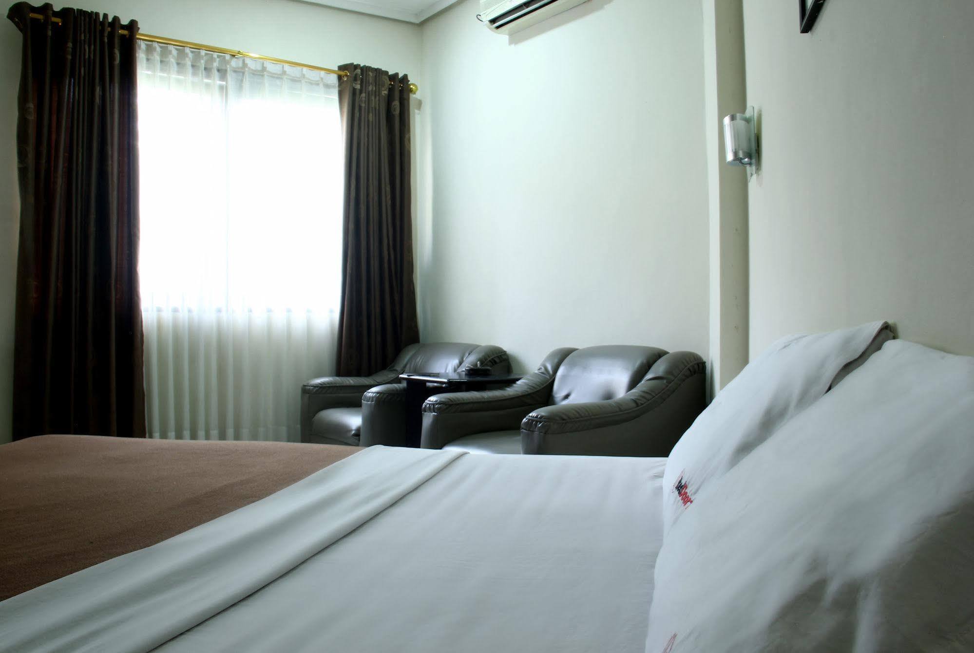 Oyo 3953 Hotel Catellya II Cipaku Bandung Luaran gambar